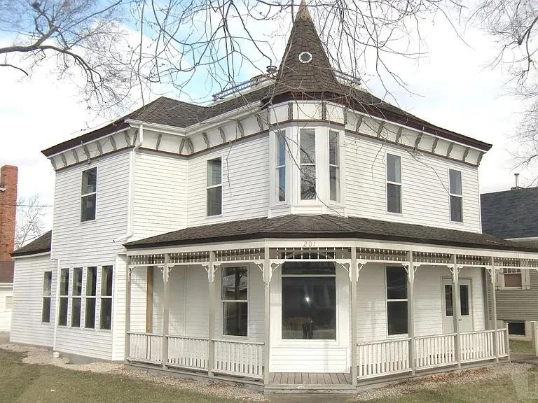 Wapello Men's Oxford House